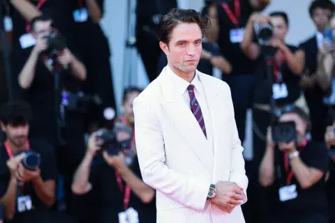 Robert Pattison en la sred carpet con traje blanco Robert Pattison en la sred carpet con traje blanco