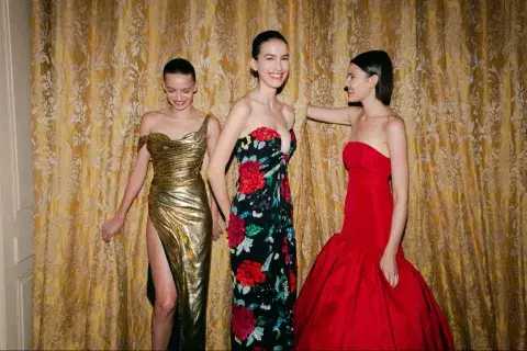 Modelos riendo en la semana de la moda Modelos riendo en la semana de la moda