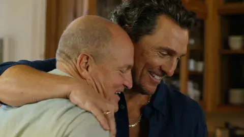 Foto de Woody Harrelson y Matthew McConaughey en Casi hermanos. Foto de Woody Harrelson y Matthew McConaughey en Casi hermanos.