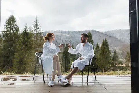 una pareja en un spa de montaña una pareja en un spa de montaña