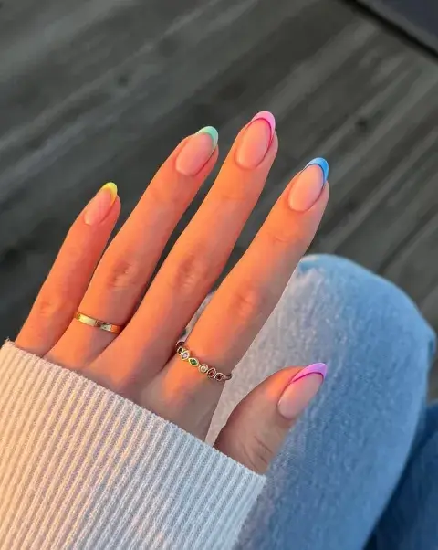 Uñas rainbow de distintos colores perfectas para hacerte en septiembre Uñas rainbow de distintos colores perfectas para hacerte en septiembre