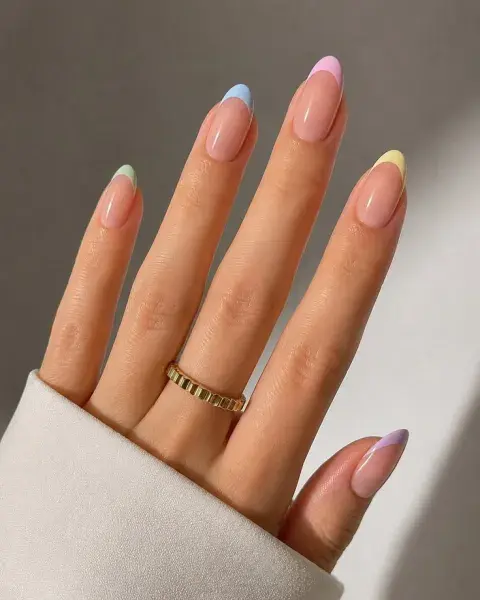 Uñas rainbow de distintos colores perfectas para hacerte en septiembre Uñas rainbow de distintos colores perfectas para hacerte en septiembre