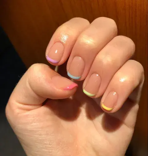Uñas rainbow de distintos colores perfectas para hacerte en septiembre Uñas rainbow de distintos colores perfectas para hacerte en septiembre