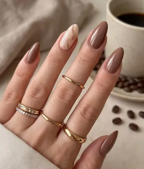 Uñas chai en colores tierra, súper elegantes Uñas chai en colores tierra, súper elegantes