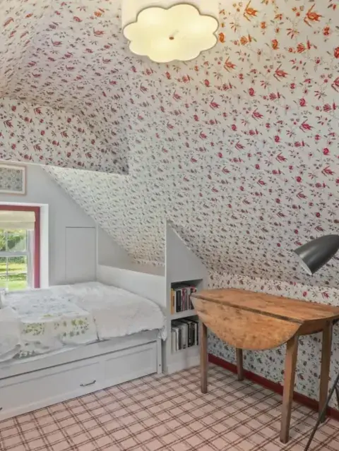una habitación antigua de la casa de Drew Barrymore una habitación antigua de la casa de Drew Barrymore