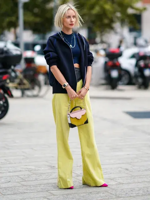 una joven en la calle con look deportivo glamoroso una joven en la calle con look deportivo glamoroso