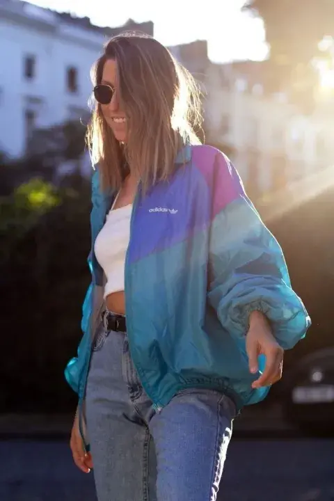 Una mujer con rompevientos de colores Una mujer con rompevientos de colores