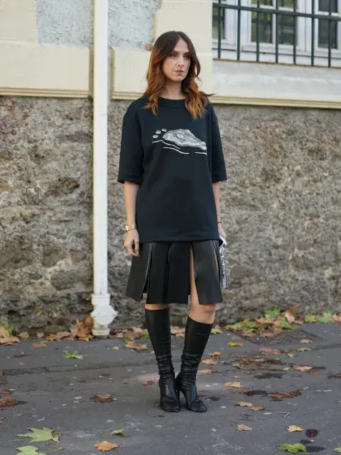 una mujer en la calle con look total black una mujer en la calle con look total black