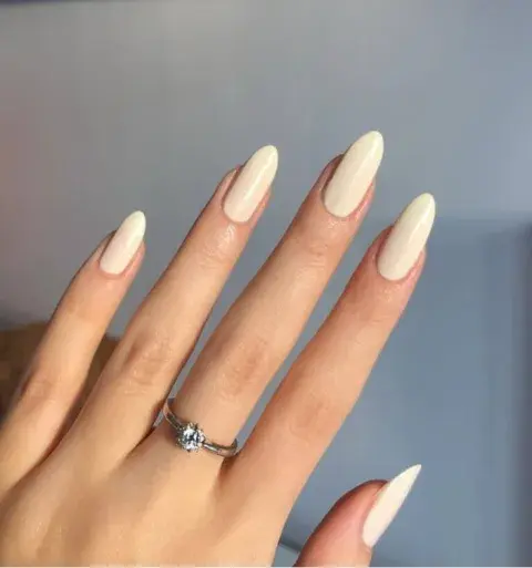Una mano con uñas de color vainilla Una mano con uñas de color vainilla