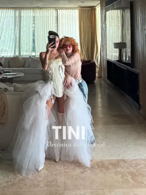 Verónica de la Canal y Tini en la prueba de vestuario Verónica de la Canal y Tini en la prueba de vestuario