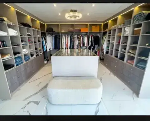El vestidor de la casa de Wanda Nara El vestidor de la casa de Wanda Nara
