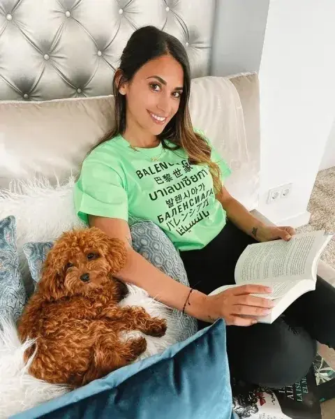 antonela roccuzzo leyendo antonela roccuzzo leyendo