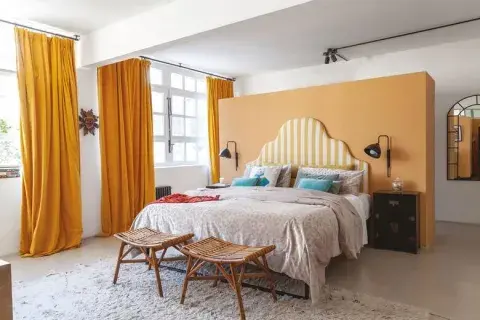 “Amo mis cortinas de terciopelo color mostaza, lo único que no cambié desde que nos mudamos. Necesitaba moderar la luz de estos seis metros de ventana de manera estética y contundente”, nos dijo la interiorista Sol Larrosa. “Amo mis cortinas de terciopelo color mostaza, lo único que no cambié desde que nos mudamos. Necesitaba moderar la luz de estos seis metros de ventana de manera estética y contundente”, nos dijo la interiorista Sol Larrosa.