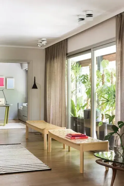 Cortinas de lino en color tostado para un espacio de diseño que tiene un fuelle que ya lo protege del sol. Cortinas de lino en color tostado para un espacio de diseño que tiene un fuelle que ya lo protege del sol.