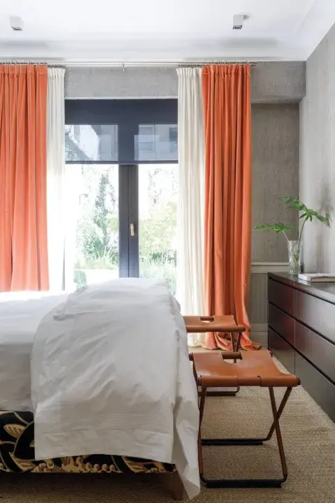 Dependiendo del estilo del ambiente, pueden ir combinadas con otras. En la casa de la interiorista Martina Correa, paredes enteladas en rafia, cortinas de terciopelo color durazno (todo de Caro Deane) y cortina roller sunscreen negra. Dependiendo del estilo del ambiente, pueden ir combinadas con otras. En la casa de la interiorista Martina Correa, paredes enteladas en rafia, cortinas de terciopelo color durazno (todo de Caro Deane) y cortina roller sunscreen negra.