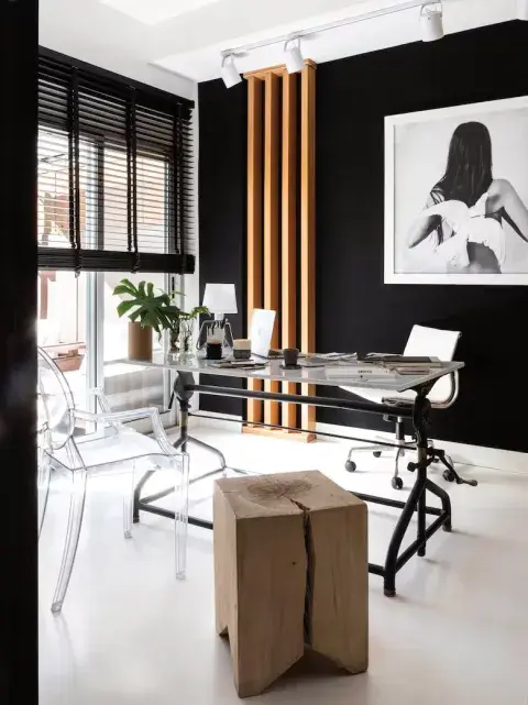 Silla de cuero (Manifesto Design Store) y otra de acrílico (DeSillas.com); banco de madera (La Base). Persiana americana (Riel Americano). Silla de cuero (Manifesto Design Store) y otra de acrílico (DeSillas.com); banco de madera (La Base). Persiana americana (Riel Americano).