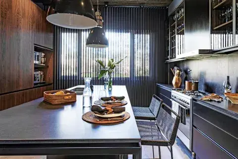 En esta cocina elegantísima diseñada por Estudio Pirca, se llevó de piso a techo la cortina de bandas verticales. En esta cocina elegantísima diseñada por Estudio Pirca, se llevó de piso a techo la cortina de bandas verticales.