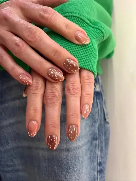 Una mujer con unas uñas bambi