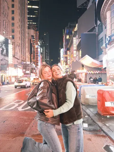 agustina Cherri y muna Pauls en la quinta avenida