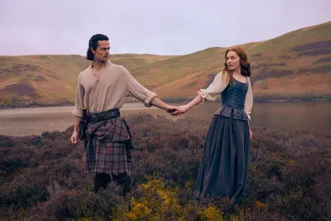 Harriet Slater como Ellen MacKenzie y Jamie Roy como Brian Fraser. Harriet Slater como Ellen MacKenzie y Jamie Roy como Brian Fraser.