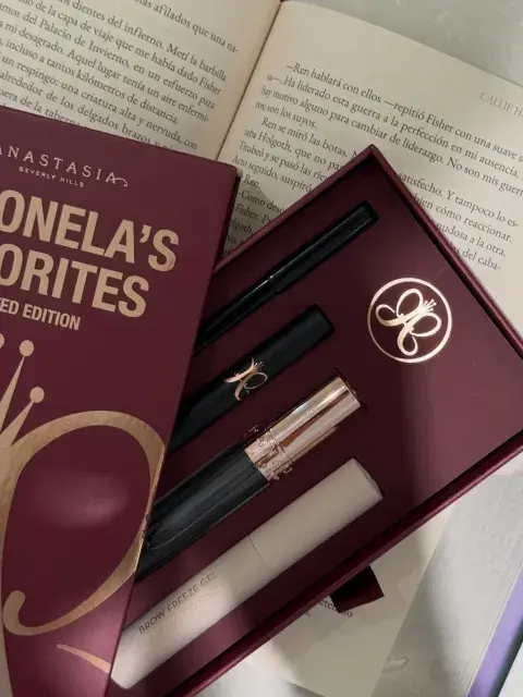 El kit de cejas de anto roccuzzo El kit de cejas de anto roccuzzo