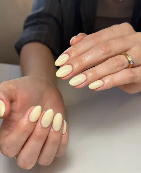 Uñas sunny en color amarillo