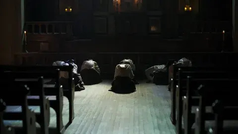 Imagen de monjas autoflagelándose en la serie Cautiva
