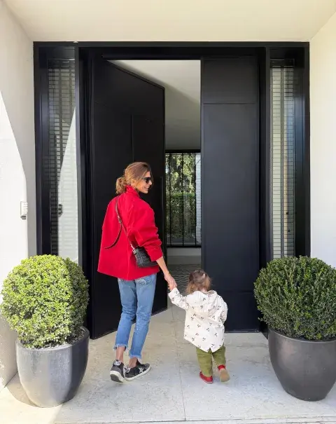 Juliana Awada caminando con un bebé Juliana Awada caminando con un bebé
