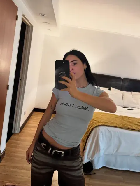 Lali frente al estejo.