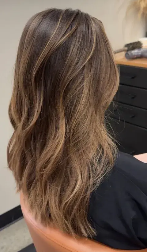 Balayage: más luz en medios y puntas Balayage: más luz en medios y puntas