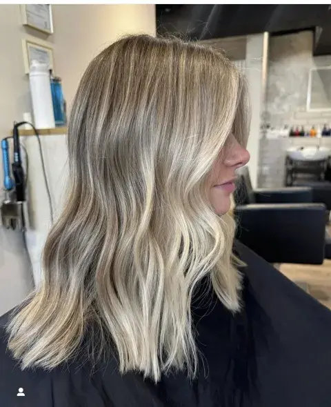 Balayage: más luz en medios y puntas Balayage: más luz en medios y puntas