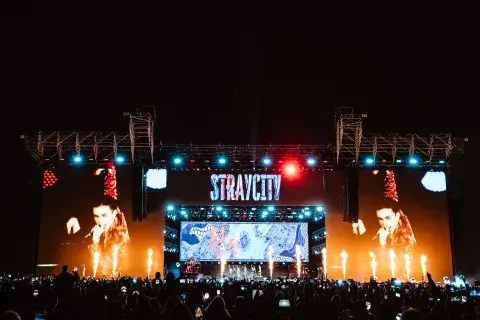 El escenario de Stray Kids con pantallas altas mostrando a los integrantes mientras cantan El escenario de Stray Kids con pantallas altas mostrando a los integrantes mientras cantan
