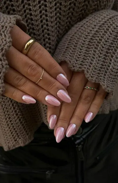 Uñas perladas en color rosa Uñas perladas en color rosa