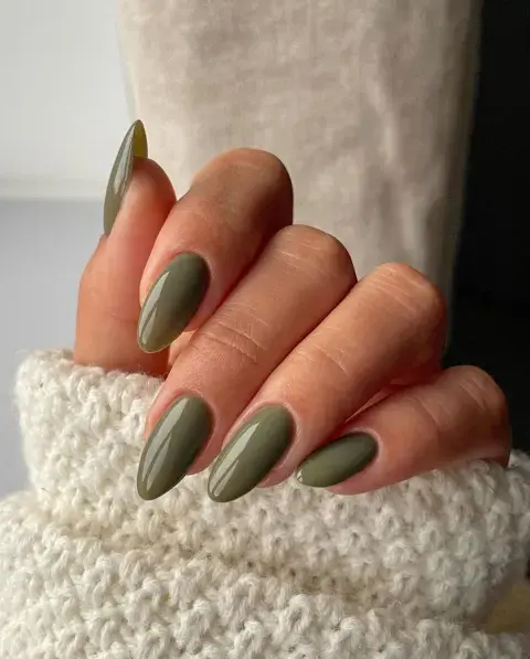Una mujer con uñas en color verde Una mujer con uñas en color verde
