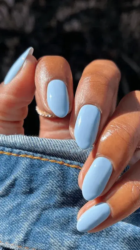 Una mujer con uñas celestes Una mujer con uñas celestes