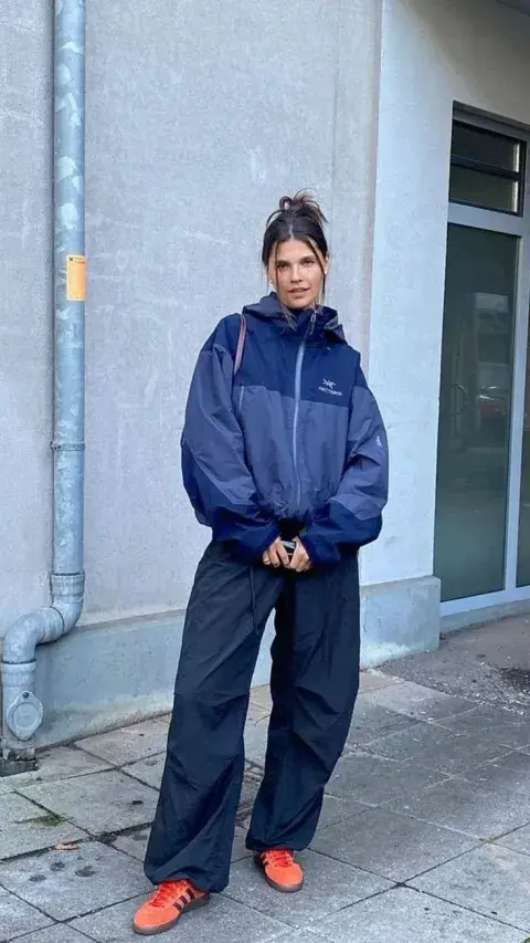 una joven parada con estilismo en tonos azules una joven parada con estilismo en tonos azules