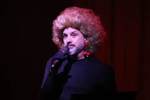 Juan Pablo Geretto vestido de negro y con una peluca de rulos rubios. Juan Pablo Geretto vestido de negro y con una peluca de rulos rubios.