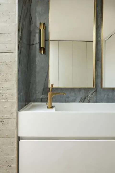 Un baño con muchos elementos de decoración. Espejo, bacha y canilla dorada. Un baño con muchos elementos de decoración. Espejo, bacha y canilla dorada.
