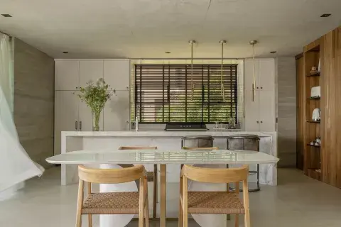 Una cocina con las paredes cubiertas por paneles minimalistas Una cocina con las paredes cubiertas por paneles minimalistas