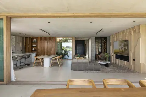 Una casa con paneles de madera, revestimento y piedra. Una casa con paneles de madera, revestimento y piedra.