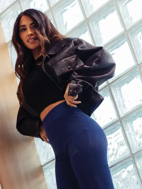 Antonela Rocuzzo con un look sport con una campera de cuero oversize Antonela Rocuzzo con un look sport con una campera de cuero oversize