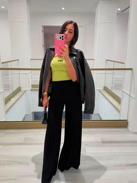 Antonela Roccuzzo en su casa con una chaqueta de cuero y un jean oversize Antonela Roccuzzo en su casa con una chaqueta de cuero y un jean oversize