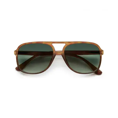 Aviator XL $ 149.000 Los Aviator combinan la icónica forma aviador con lentes claras que siguen las últimas tendencias.Un clásico atemporal con actitud contemporánea, donde la inspiración vintage se encuentra con la visión moderna.