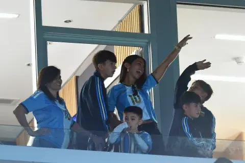 Antonela Roccuzzo y sus hijos en la despedida de Messi en River. Antonela Roccuzzo y sus hijos en la despedida de Messi en River.
