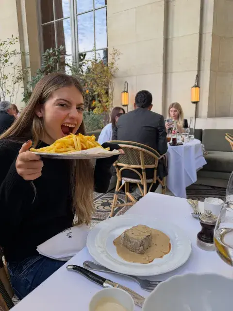 Foto del festejo de los 15 años de Antonia Macri en París.
