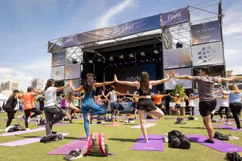 Mujeres en una clase de yoga en BIENESTAR FEST 2025 Mujeres en una clase de yoga en BIENESTAR FEST 2025