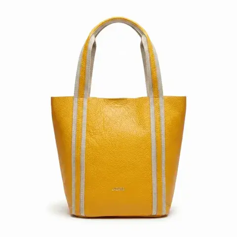 Bolso de cuero amarillo (Lázaro, $139.000) Bolso de cuero amarillo (Lázaro, $139.000)