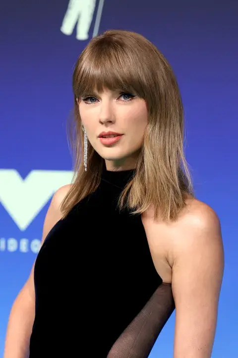 Las uñas de Taylor swift en tonos nude con algunos detalles de brillos Las uñas de Taylor swift en tonos nude con algunos detalles de brillos