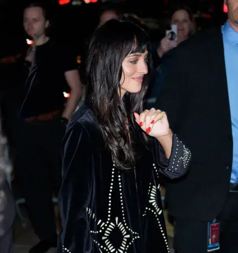 Las uñas de dakota johnson en color rojo Las uñas de dakota johnson en color rojo