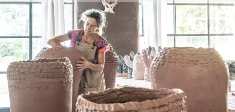 Emprendedora trabajando con objetos de decoración. Emprendedora trabajando con objetos de decoración.